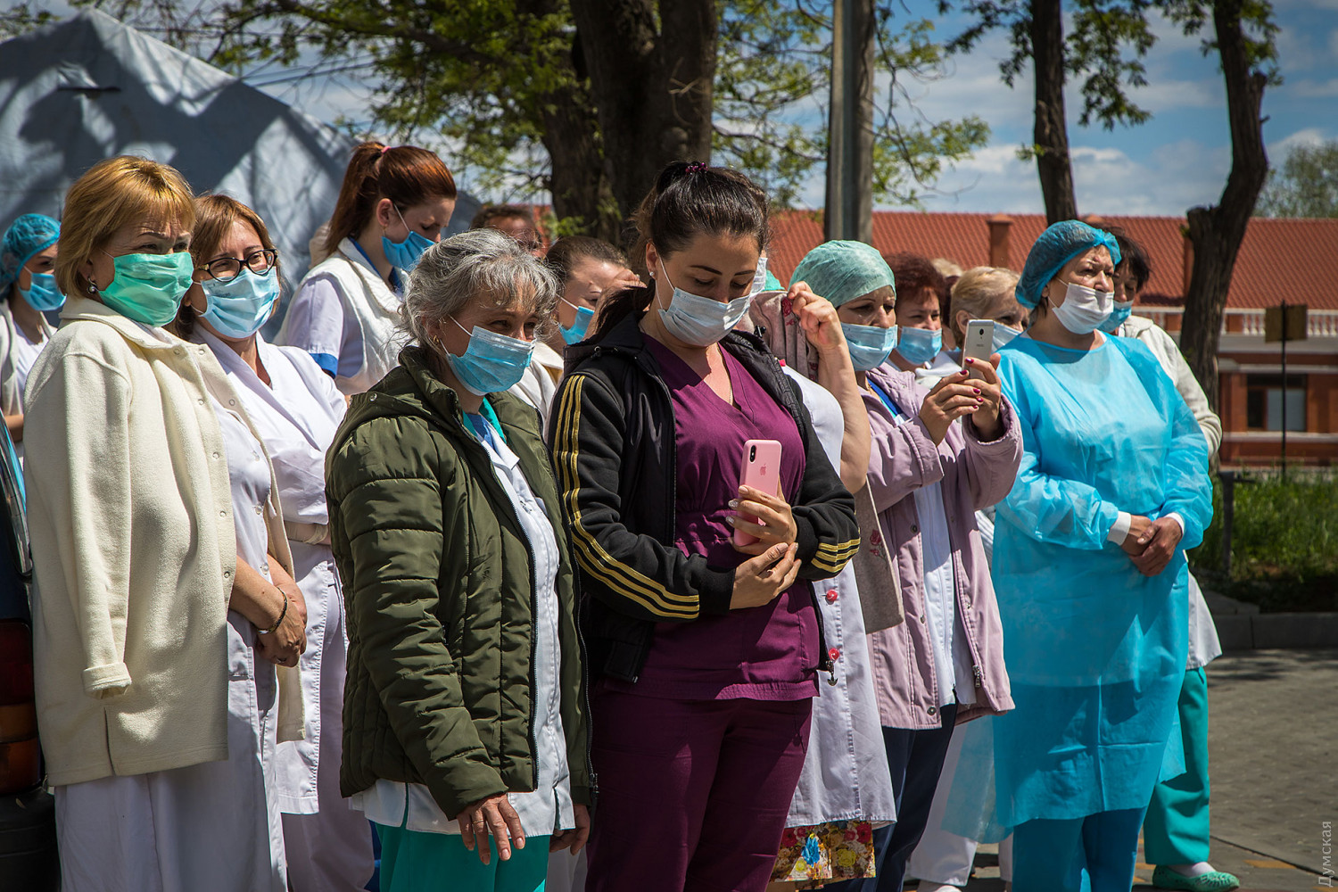 Odessa: Dàn nhạc thành phố biểu diễn các bài hát quân sự cho các sĩ bệnh viện truyền nhiễm