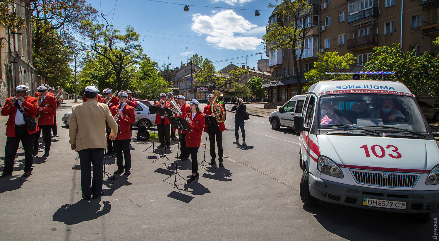 Odessa: Dàn nhạc thành phố biểu diễn các bài hát quân sự cho các sĩ bệnh viện truyền nhiễm