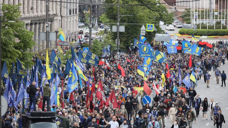 Những người tham gia biểu tình "Stop Revans" kéo về Văn phòng tổng thống Ukraine