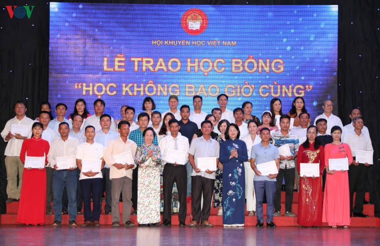 Phó Chủ tịch nước dự lễ trao học bổng “Học không bao giờ cùng”