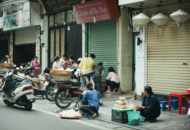 Người Hà Nội nhộn nhịp chuẩn bị tết Đoan Ngọ từ sáng sớm