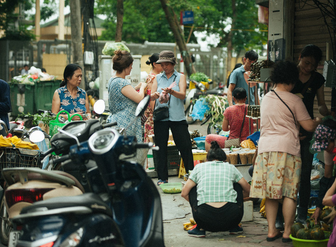 Người Hà Nội nhộn nhịp chuẩn bị tết Đoan Ngọ từ sáng sớm