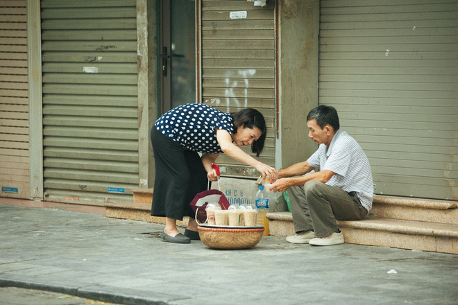 Người Hà Nội nhộn nhịp chuẩn bị tết Đoan Ngọ từ sáng sớm