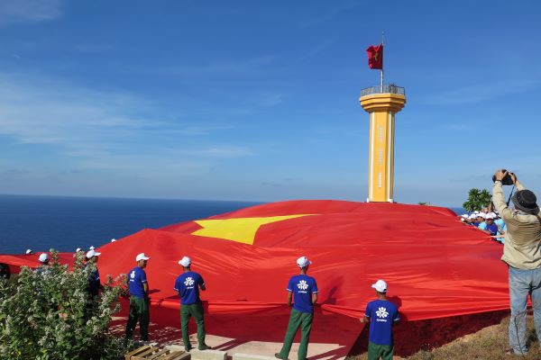 Hàng ngàn người dự Lễ thượng cờ trên quê hương Hải đội Hoàng Sa