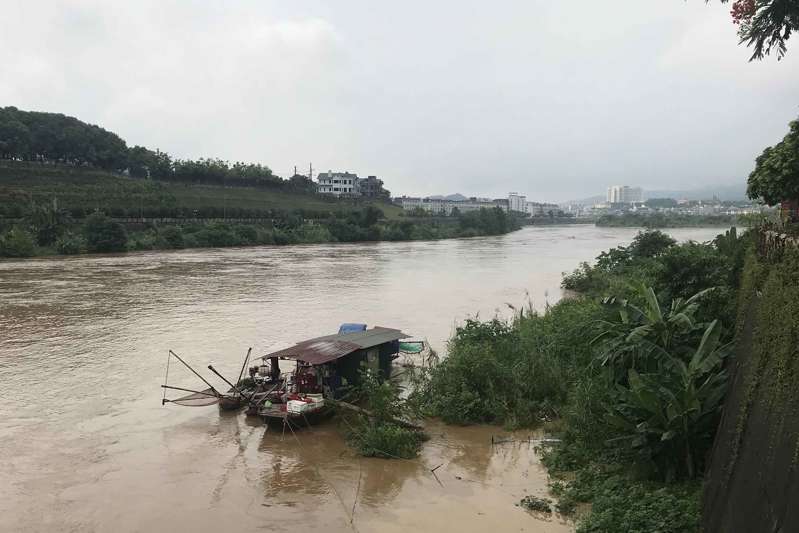 Mưa lũ, sạt lở nghiêm trọng chia cắt các huyện ở Lào Cai