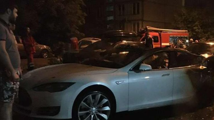 Chiếc xe Tesla-S của cựu lãnh đạo Văn phòng tổng thống Ukraine Andrei Bogdan bị đốt