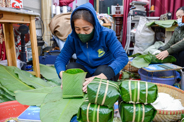 Người dân Hà Nội thức xuyên đêm luộc bánh chưng ở vỉa hè