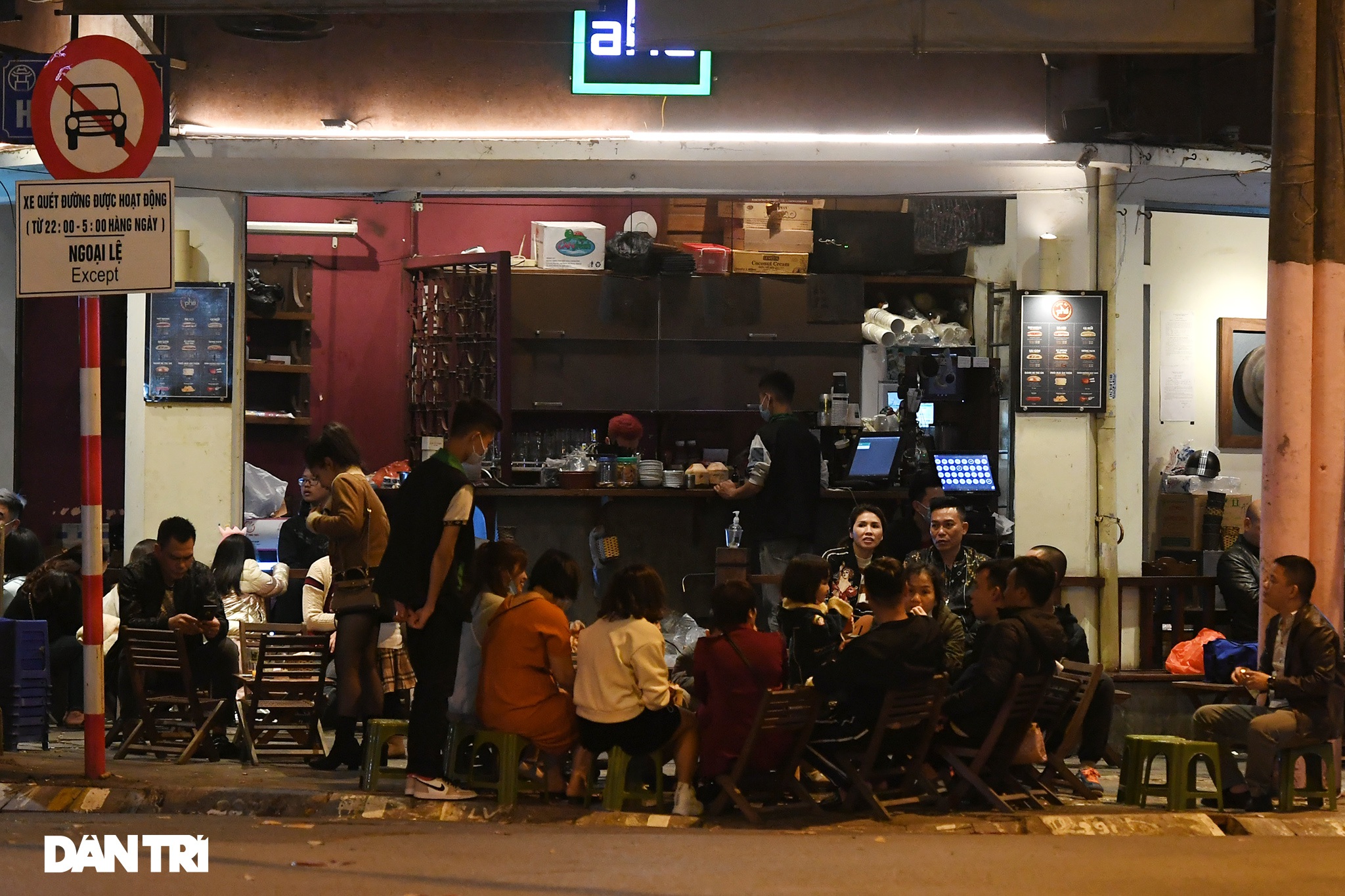 Công an Hà Nội rà soát xuyên đêm, yêu cầu hàng quán đóng cửa trước 0h ngày 16/2