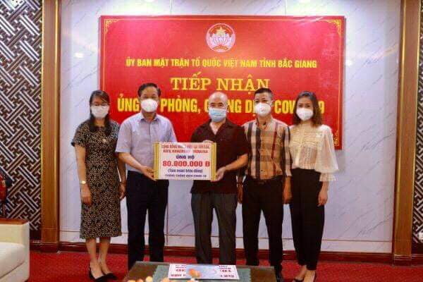 Trao tiền quyên góp ủng hộ Quỹ Vaccine phòng chống Covid