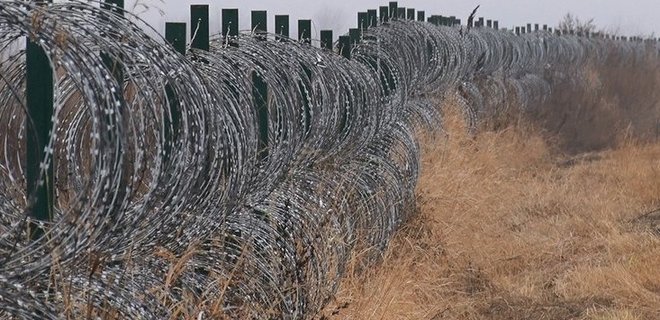 Donbass: Trên biên giới với Nga, hàng rào dây thép gai được dựng lên với chiều dài 100 km